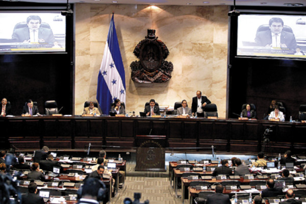 Sí a decreto que da facultades policiales a FF AA