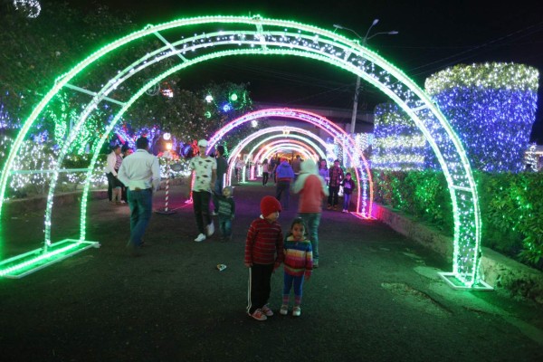 Un despliegue de encantos ofrece la capital en Navidad