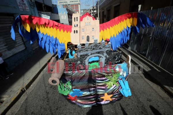 FOTOS: Coloridos desfiles protagonizaron al menos 300 escuelas en la capital