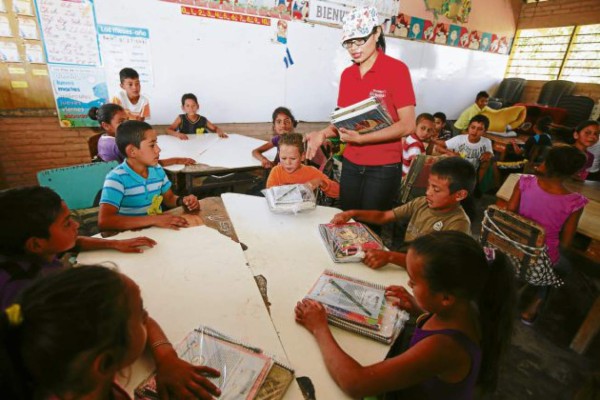 Equipamos a niños de Las Pilas para culminar año escolar