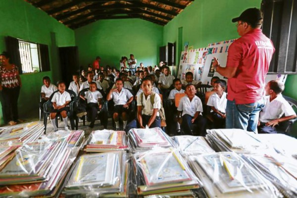 Cambiamos útiles por sonrisas en tres aldeas de El Paraíso