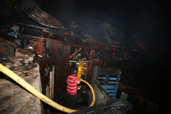 Voraz incendio consume cuartería