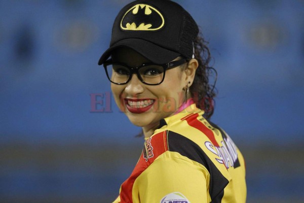 Bellas catrachas se robaron las miradas en la semifinal Real España vs Marathón