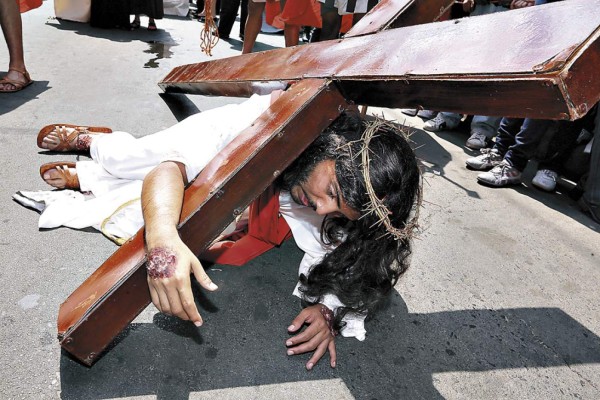 Fe y devoción de hondureños en solemne procesión del Vía Crucis