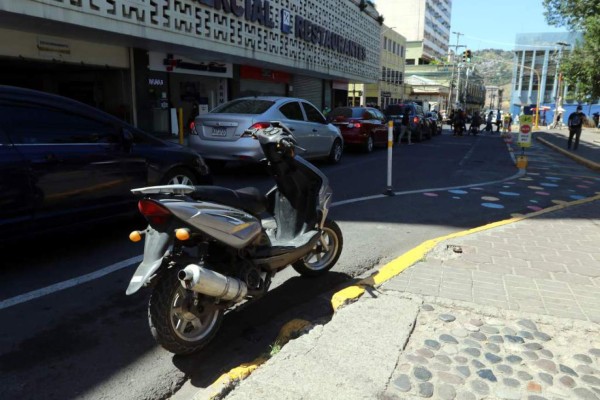 Motociclistas, los que más usan la ciclovía de la capital pese a prohibición