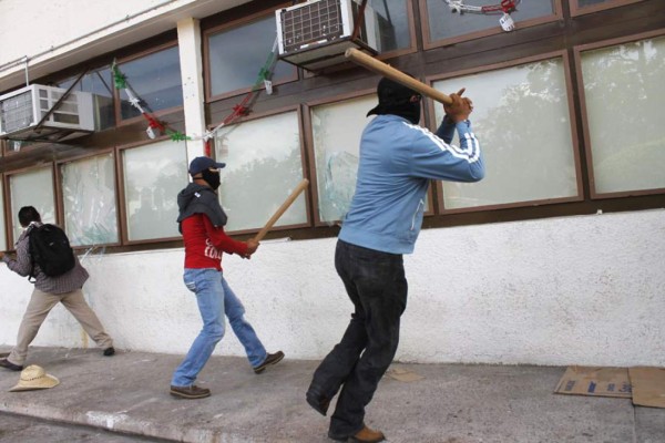Fiscalía acusa a alcalde por desaparición de 43 estudiantes