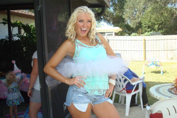 Facebook: Así responde madre denunciada por fotos mientras amamanta