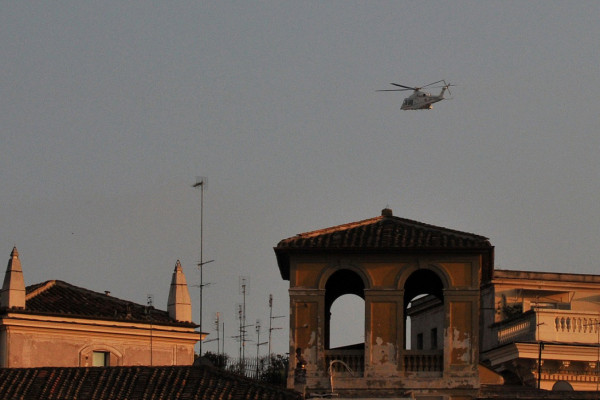 Benedicto XVI deja de ser Papa y se convierte en 'simple peregrino'