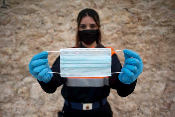 Suiza obligará a usar mascarilla en lugares cerrados por rebrote de la pandemia