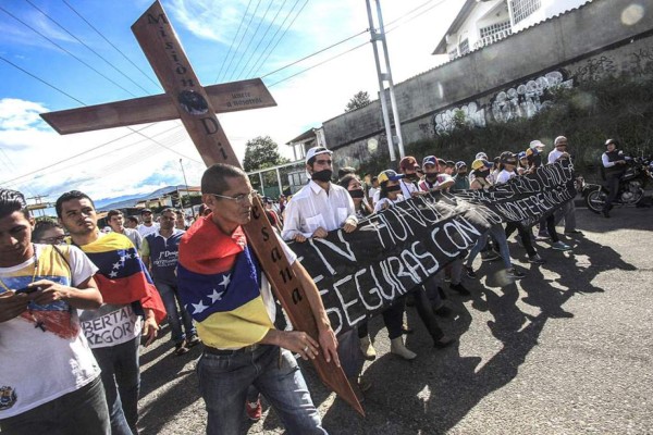 Venezuela tilda de 'estocada por la espalda' rechazo de Santos a Constituyente