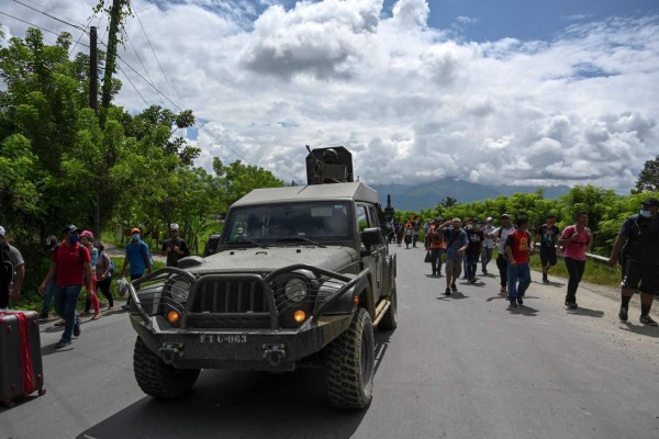 Bajo la lluvia, con niños y expuestos al covid-19, caravana migrante avanza hacia Guatemala