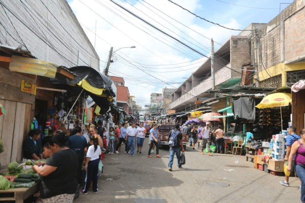 Bomberos inspeccionan los mercados previo a Navidad