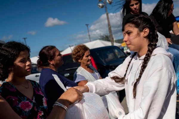 FOTOS: En la calle, afectados por devastadores sismos en Puerto Rico esperan ayuda