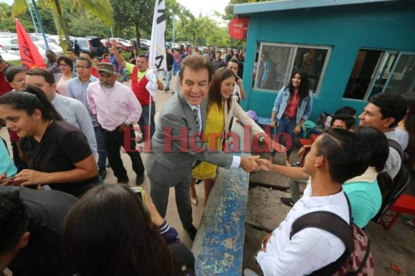 Con aplausos y ovaciones recibieron a Nasralla estudiantes de la UNAH