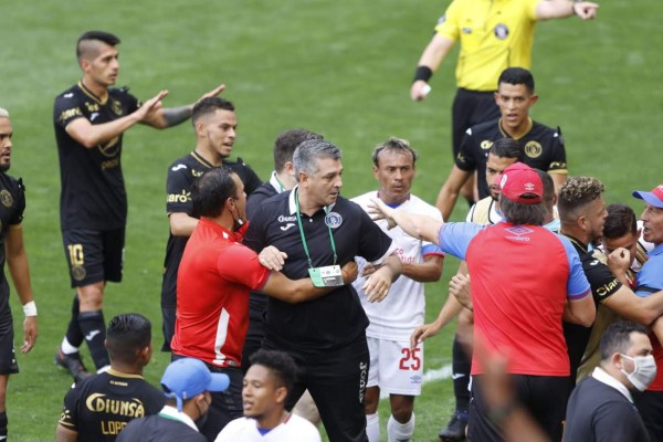 Zafarrancho, caída de Diego y expulsión del Patón: lo que no se vio del Olimpia-Motagua en EE UU