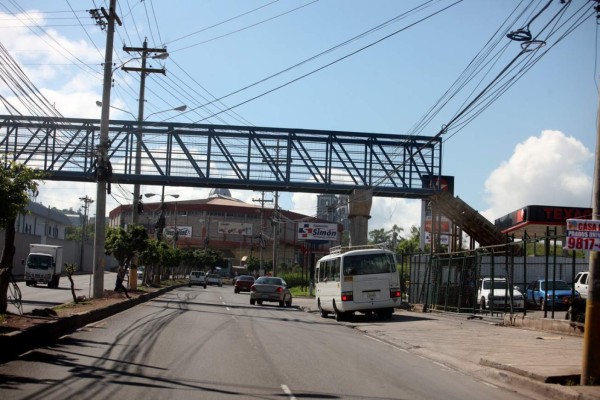 Construcción de puente peatonal avanza en un 80%