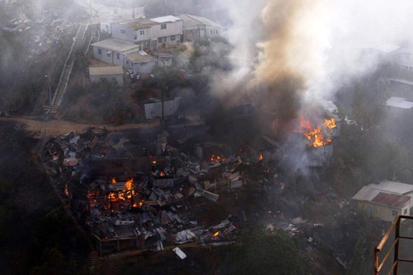 Suben a 15 los muertos por incendio en Chile