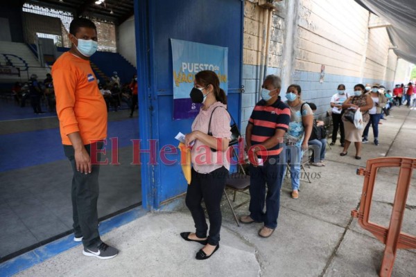 FOTOS: Tercer día consecutivo de inmensas filas por jornada de vacunación en la capital