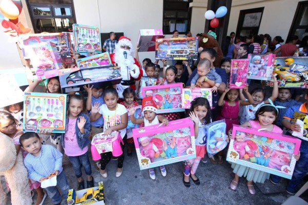 Los niños premiados posan junto a Santa con sus juguetes. Muy contentos por pasar un día inolvidable (Fotos: Marvin Salgado/EL HERALDO)