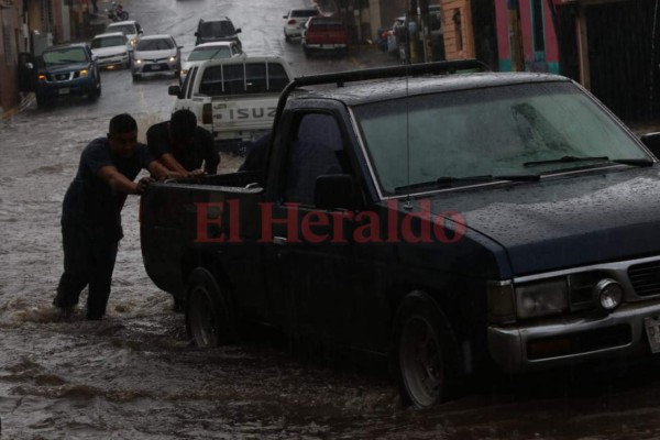 FOTOS: Intensa lluvia provoca inundaciones, tráfico y caos en la capital