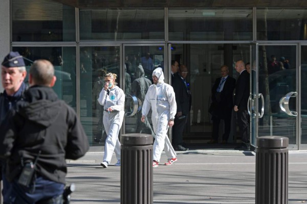 Una herida por la explosión de una carta bomba en la sede del FMI en París