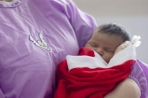 Bebés reciben amor en el Hospital Materno Infantil