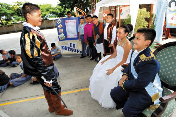 Estudiantes dramatizan el Himno Nacional