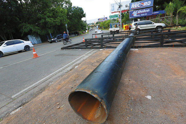 Realizan retiro de vallas ilegales