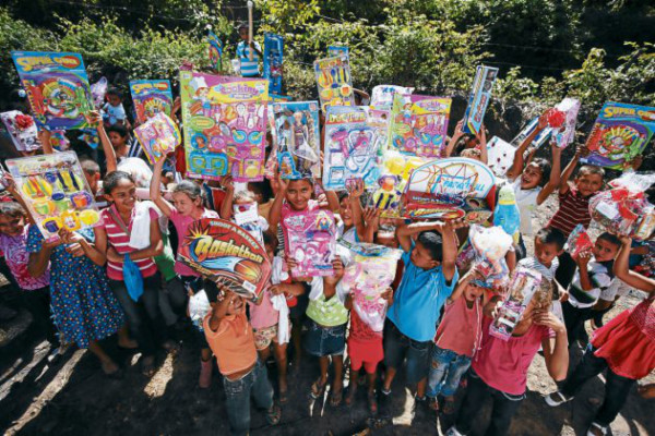 Soli-Diario repartió felicidad en Tablones Arriba, Yusguare