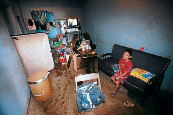 Familias afectadas regresan a sus inhabitables casas