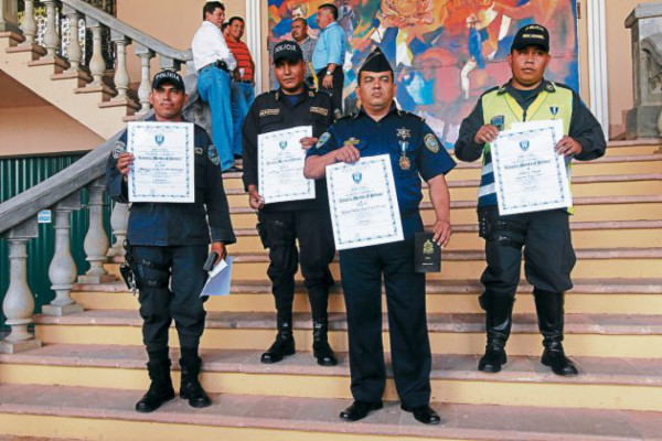 Seguridad condecora a policías incorruptibles