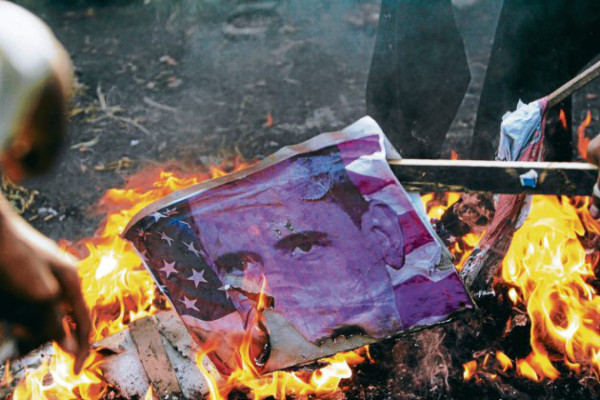 Doce muertos tras ataque suicida en protesta por película antiislam