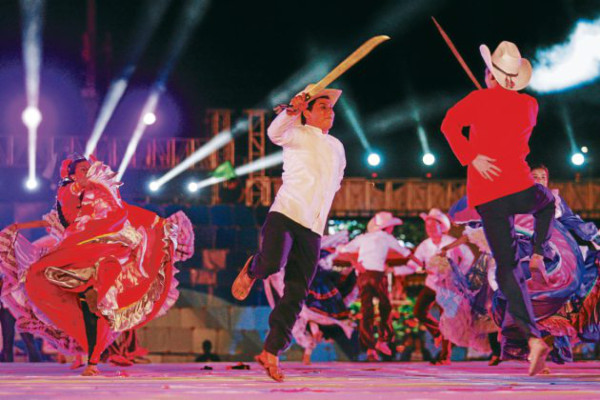 Colorido tributo a raíces hondureñas