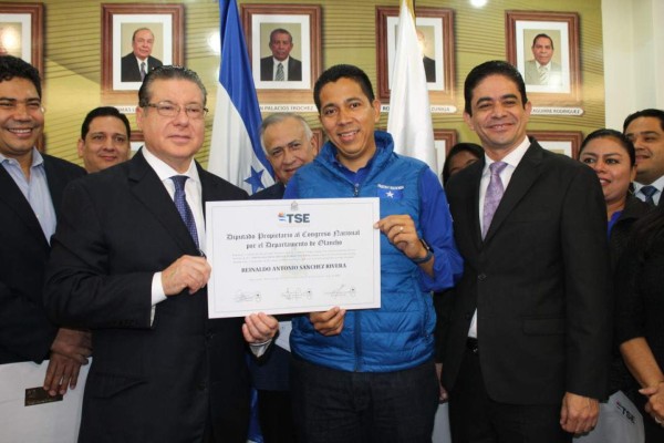 Juan Orlando Hernández recibe credencial que lo acredita como presidente electo de Honduras