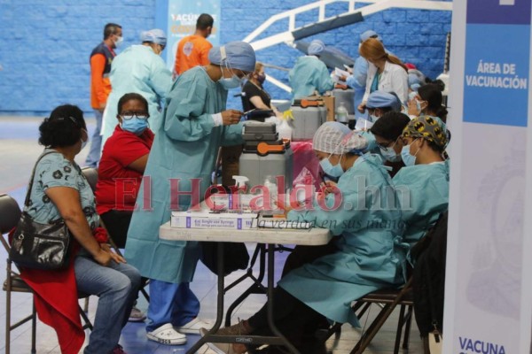 FOTOS: Tercer día consecutivo de inmensas filas por jornada de vacunación en la capital