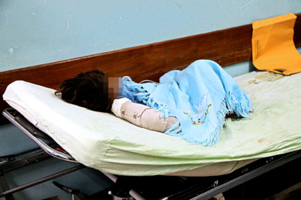 Desalmado ataca con machete a su esposa e hija