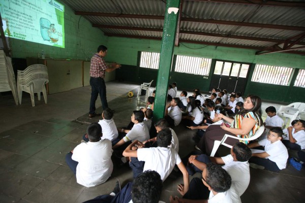 Educandos de la Escuela Villa Olímpica reciben charla sobre el ahorro energético