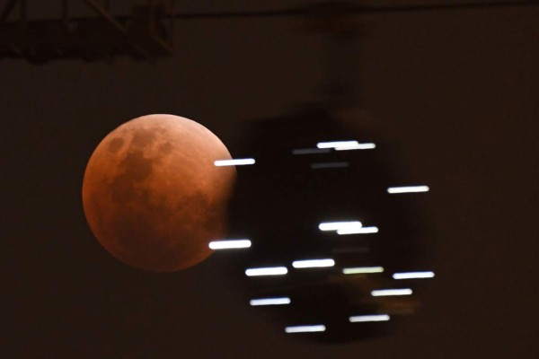 Una superluna 'azul de sangre' da un espectáculo celestial &nbsp;&nbsp;