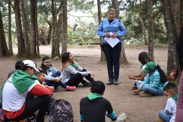 Convierten a jóvenes y niños en superhéroes comunitarios