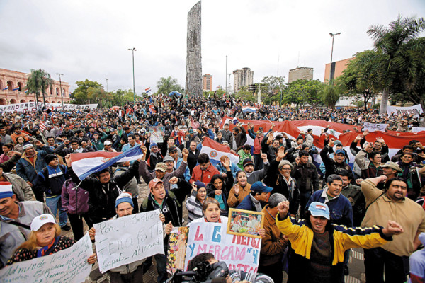 Presidente de Honduras 'analiza el curso de los acontecimientos” en Paraguay