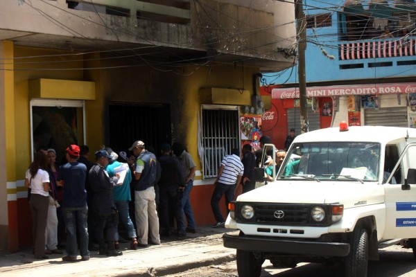 Pandilleros prenden fuego a negocio; fallece una persona