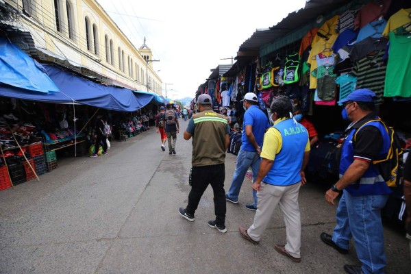 Alcaldía retira más de 150 anexos de puestos instalados sin permiso