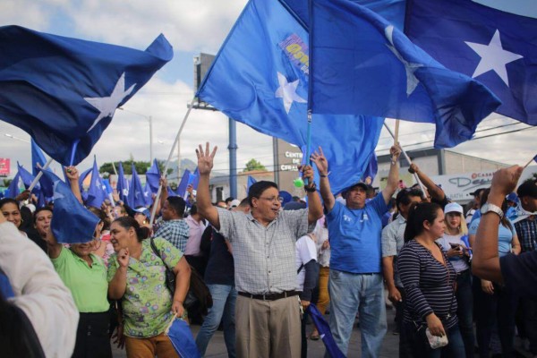 Nacionalistas marchan a favor de Juan Orlando Hernández bajo la consigna 'Victoria Total'