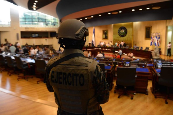 FOTOS: Con el Congreso militarizado, Bukele llama a la 'insurrección' por un préstamo