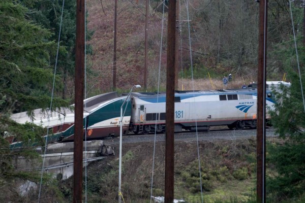 FOTOS: Así se descarriló un tren sobre una autopista al sur de Seattle