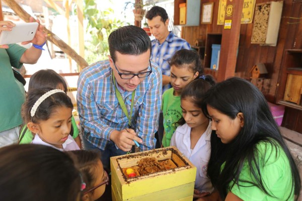 La Escuela John F Kennedy aprendió sobre las abejas en su visita al meliponario