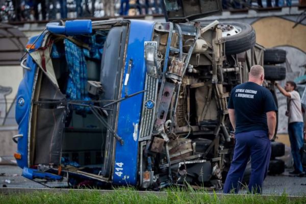 VIDEO: Bus cae sobre estación en Rusia