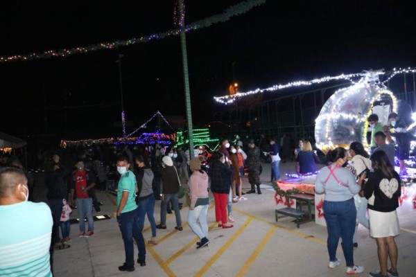 Color y luces alegran Villa Navideña del Campo Parada Marte en la capital (FOTOS)