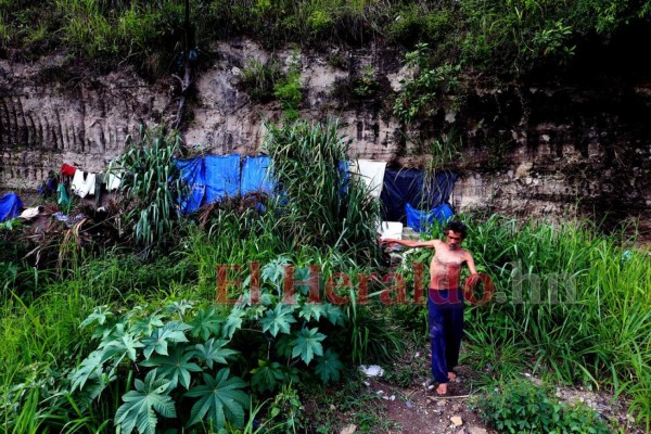 FOTOS: Una oscura y húmeda cueva, la 'casa' de un zapatero hondureño