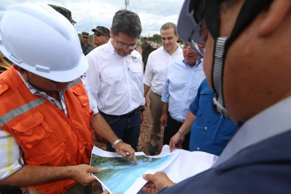 Presidente Hernández supervisa construcción del aeropuerto en Palmerola